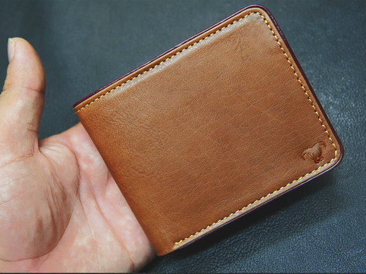 Brown biifold leather wallet – slim, minimal, and stylish"