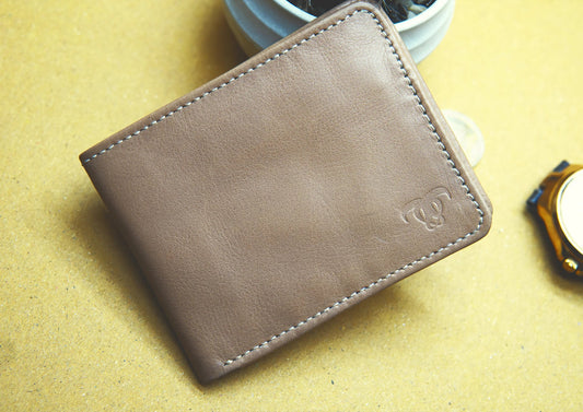 Slim and stylish leather wallet – durable, elegant, and easy to carry.