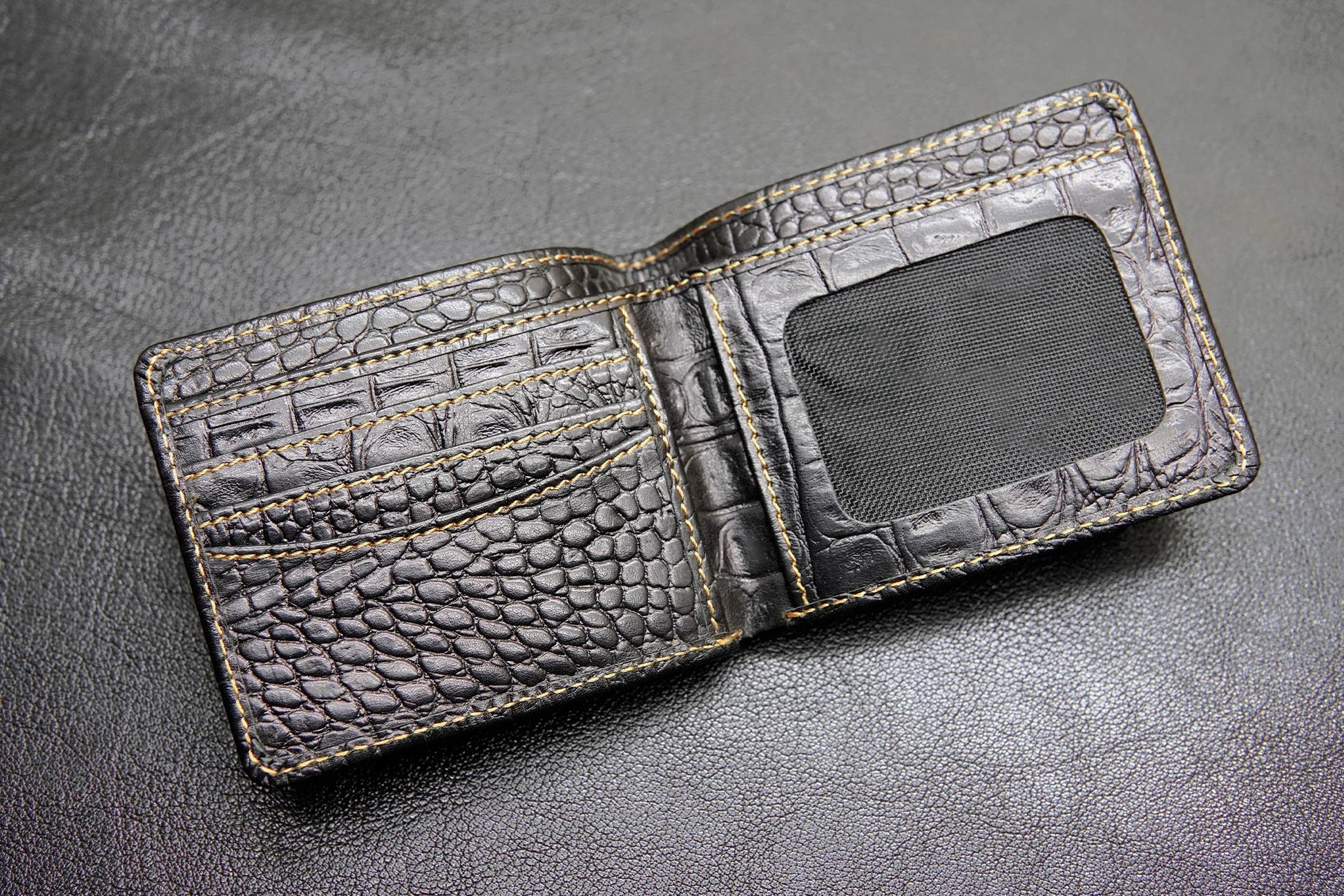 Mens wallet with 6 card slots, 1 ID compartment, and 2 cash compartments – spacious and functional.